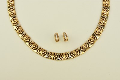 Lot 25 - A yellow and white metal decorative link collarette necklace