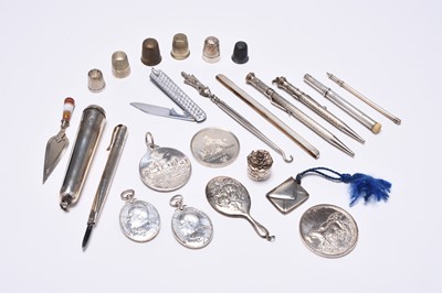 Lot 174 - A small collection of silver and bijouterie