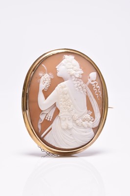 Lot 354 - A Victorian carved shell cameo brooch