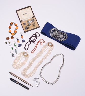 Lot 182 - A collection of various pieces of jewellery and costume jewellery