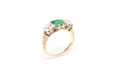 Lot 37 - A late 19th / early 20th century three stone emerald and diamond ring