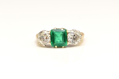 Lot 37 - A late 19th / early 20th century three stone emerald and diamond ring