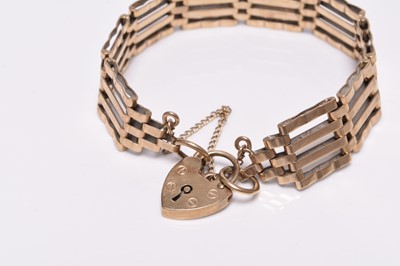 Lot 268 - A 9ct gold four bar gate link bracelet