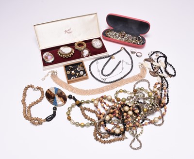 Lot 376 - A large collection of costume jewellery