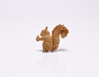 Lot 379 - A yellow metal squirrel brooch