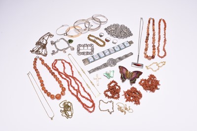 Lot 393 - A collection of jewellery and costume jewellery