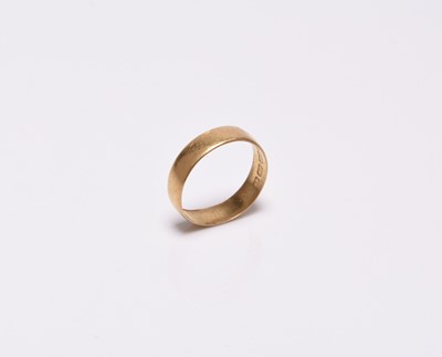 Lot 325 - A plain polished 22ct gold wedding band