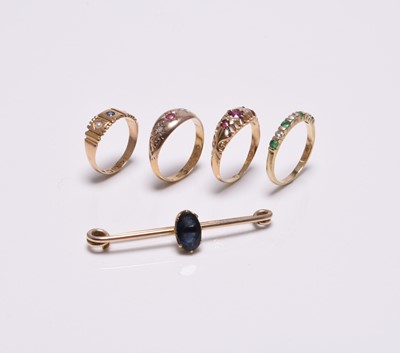 Lot 264 - Four rings and a bar brooch