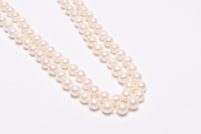 Lot 413 - A single strand uniform cultured pearl necklace