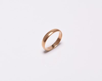 Lot 252 - A 22ct gold plain polished wedding band