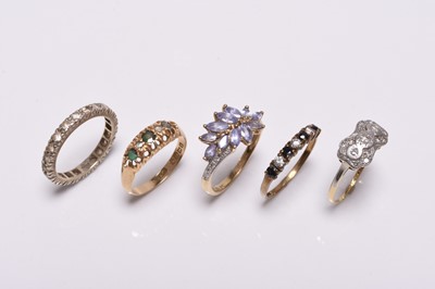 Lot 318 - Five stone set rings