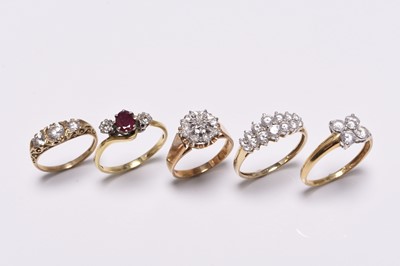 Lot 331 - Five stone set rings