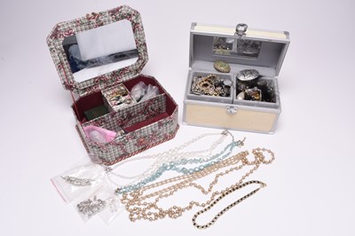 Lot 291 - A large collection of jewellery and costume jewellery