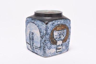 Lot 104 - Troika vase designed by Leslie King, circa 1971/72