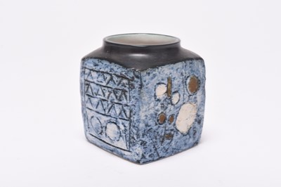 Lot 104 - Troika vase designed by Leslie King, circa 1971/72