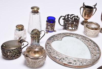 Lot 25 - A collection of silverware