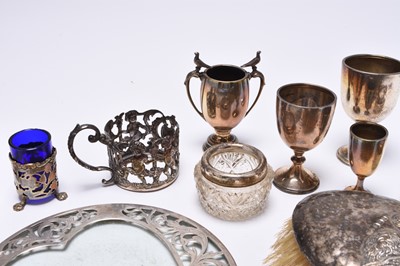 Lot 25 - A collection of silverware