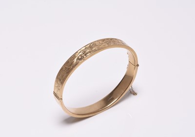 Lot 301 - A 9ct gold hinged hollow bangle