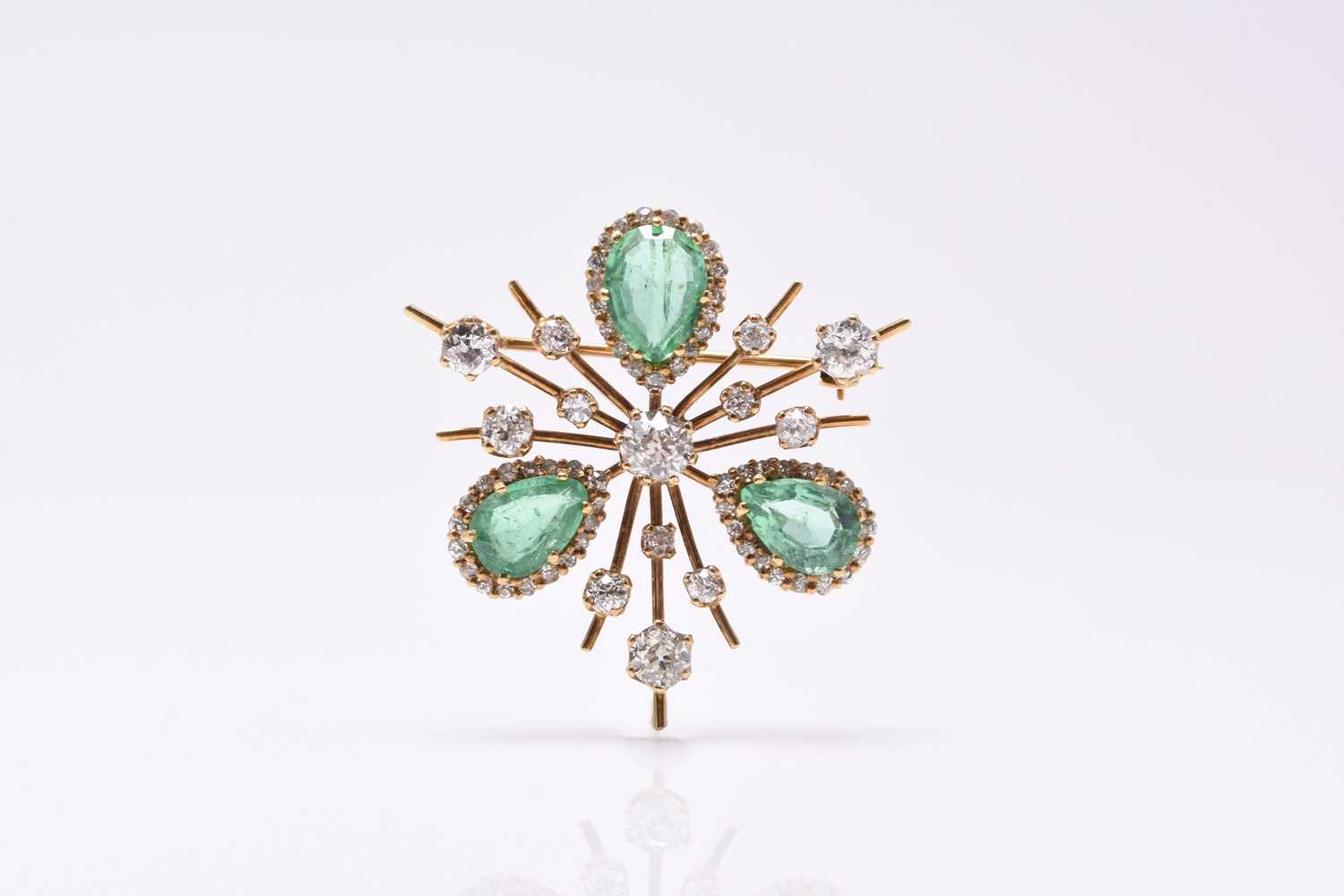 Lot 22 - An emerald and diamond brooch