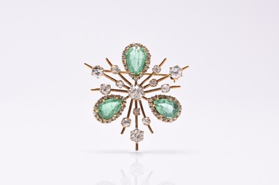 Lot 22 - An emerald and diamond brooch