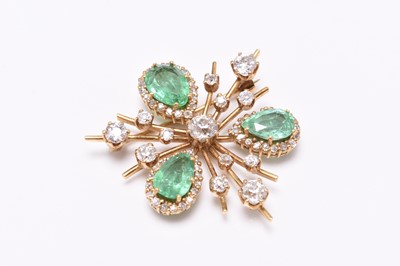 Lot 22 - An emerald and diamond brooch