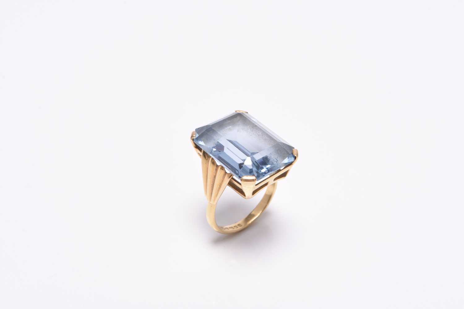 Lot 242 - An 18ct gold synthetic blue spinel ring