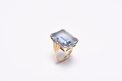 Lot 242 - An 18ct gold synthetic blue spinel ring