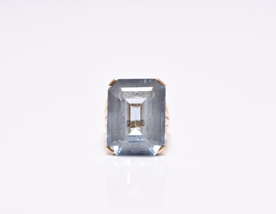 Lot 242 - An 18ct gold synthetic blue spinel ring