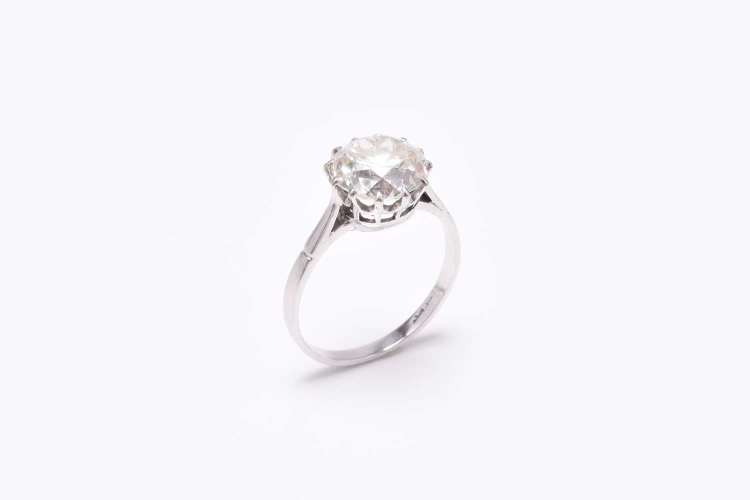 Lot 32 - A single stone diamond ring