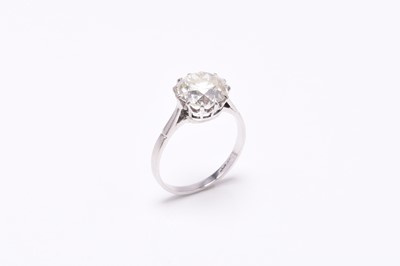 Lot 32 - A single stone diamond ring