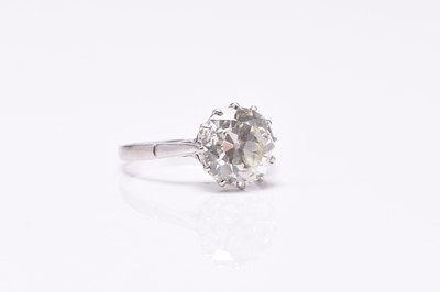 Lot 32 - A single stone diamond ring