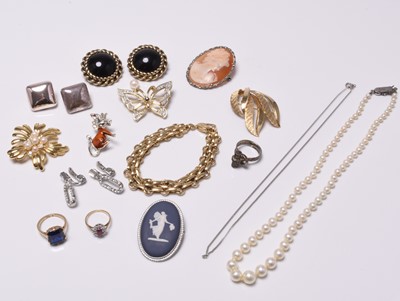 Lot 204 - A small collection of jewellery