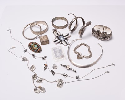 Lot 211 - A collection of various pieces of silver and white metal jewellery