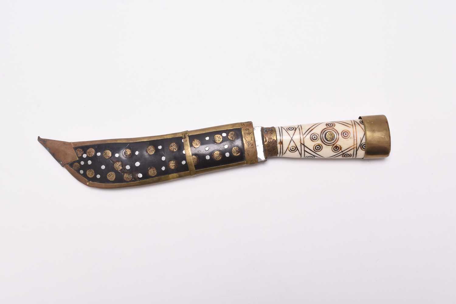 Lot 333 - Inuit skinning or hunting knife, early 20th century