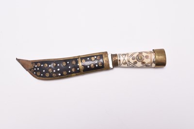 Lot 333 - Inuit skinning or hunting knife, early 20th century