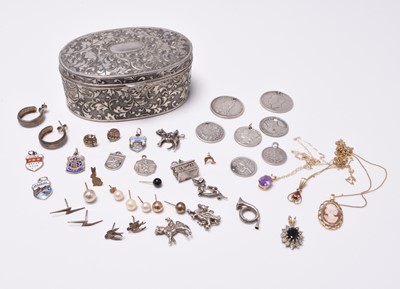 Lot 238 - A small collection of jewellery