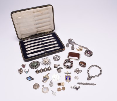 Lot 124 - A small collection of jewellery