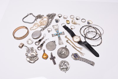 Lot 328 - A collection of jewellery and costume jewellery