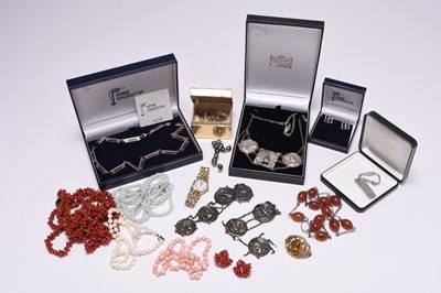 Lot 396 - A large collection of various pieces of costume jewellery