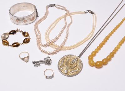 Lot 319 - A small collection of jewellery