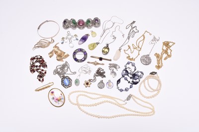 Lot 299 - A small collection of jewellery and costume jewellery