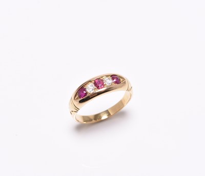 Lot 255 - A graduated five stone diamond and untested ruby ring