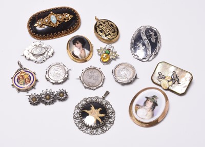 Lot 416 - A small collection of jewellery