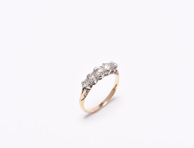 Lot 224 - A graduated five stone diamond ring