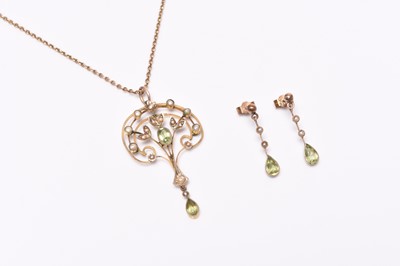 Lot 377 - A peridot and seed pearl pendant and a pair of earrings