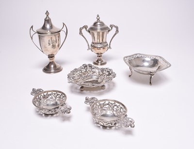 Lot 139 - A small collection of silver