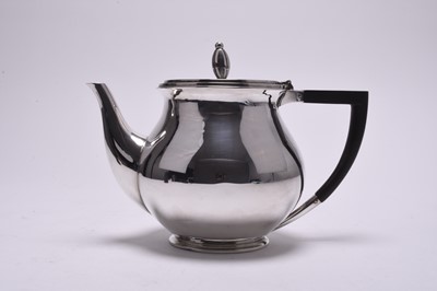 Lot 154 - A silver teapot