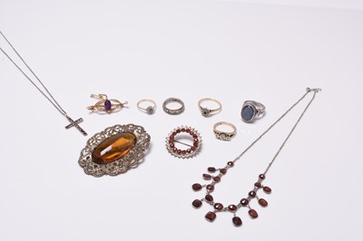 Lot 383 - A small collection of jewellery