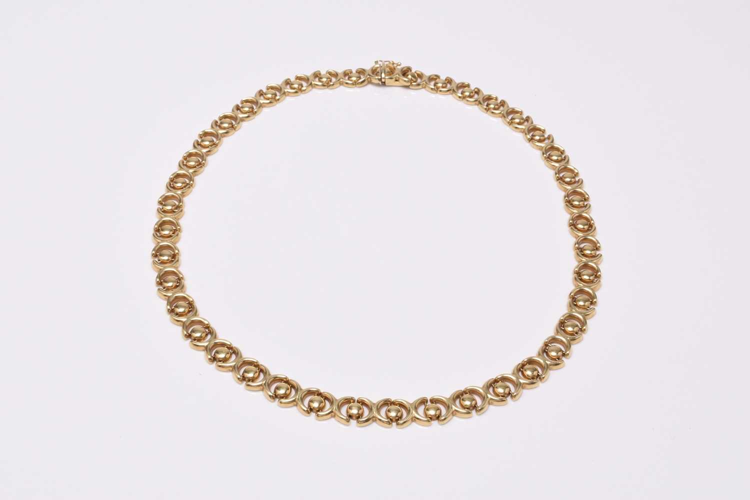 Lot 21 - An 18ct yellow gold decorative link necklace