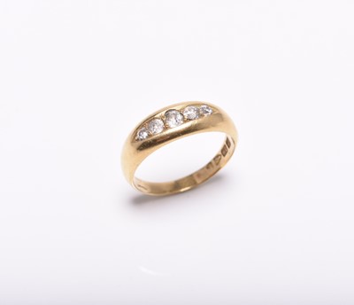 Lot 262 - An 18ct gold graduated five stone diamond ring